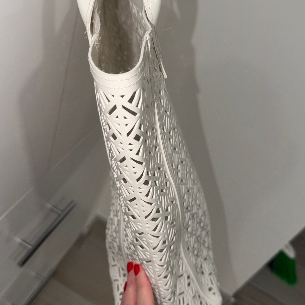 Tory Burch White Laser-Cut Leather Tote - Picture 6 of 8